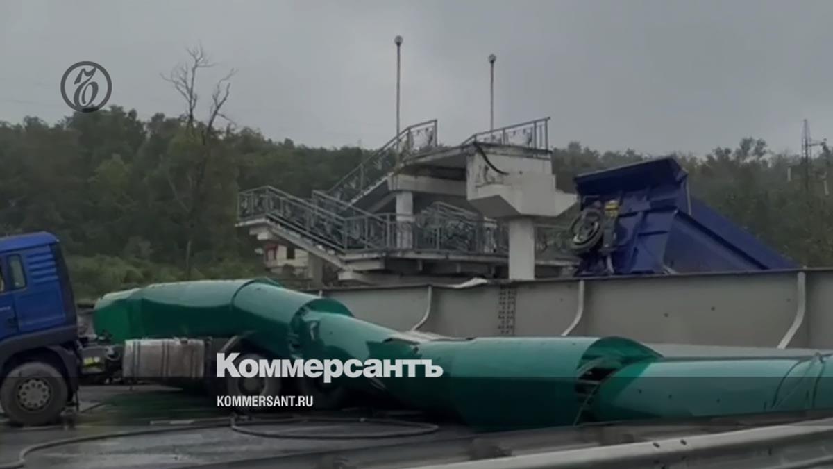 На выезде из Владивостока перекрыто движение из-за упавшего виадука